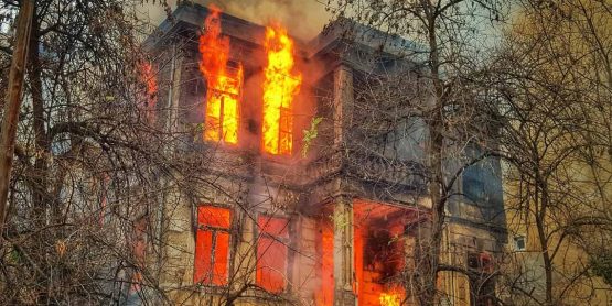Brennendes Einfamilienhaus mit lodernden Flammen im ersten Stock