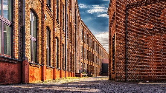 Altes Fabrikgebäude mit Backsteinfassade unter Denkmalschutz