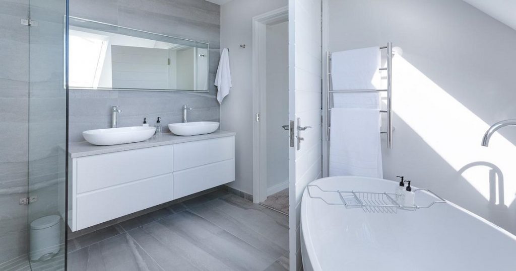 Minimalistisches Badezimmer in modernem weiß