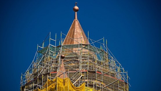 Kirchturm mit rundum angelegtem Baugerüst für Sanierung