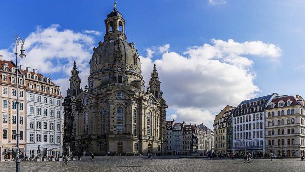 Dresdner Frauenkirche mit leerem Platz davor