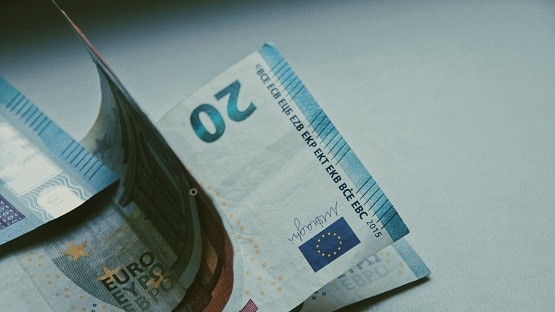 Mehrere Euro-Scheine auf weißer Oberfläche