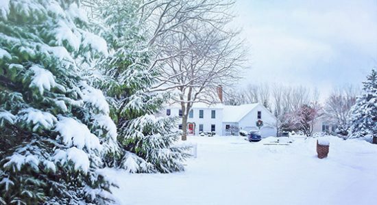 Eingeschneites Haus im Winter