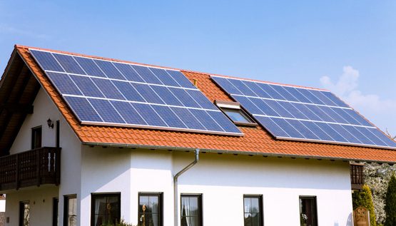 Wohnhaus mit Solarzellenplatten auf dem Dach