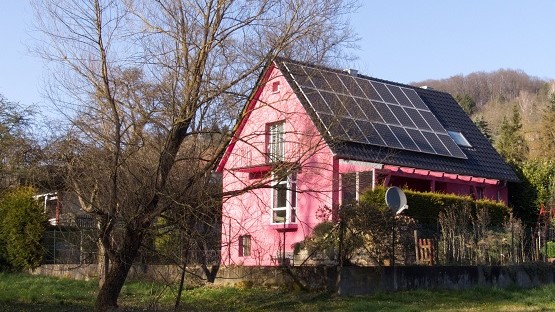 Pinkes Einfamilienhaus in ruhiger Lage mit PV-Anlagen auf dem Dach