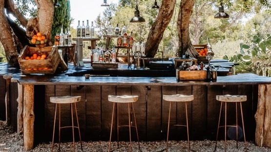 Bar einer mediterranen Außenküche im rustikalen hölzernen Design mit Orangenkörben