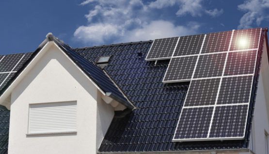 Solarpaneele auf einem Hausdach.