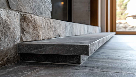 Geflieste Treppenstufe.