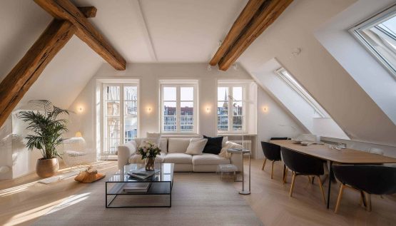 Helles, modern eingerichtetes Wohnzimmer.