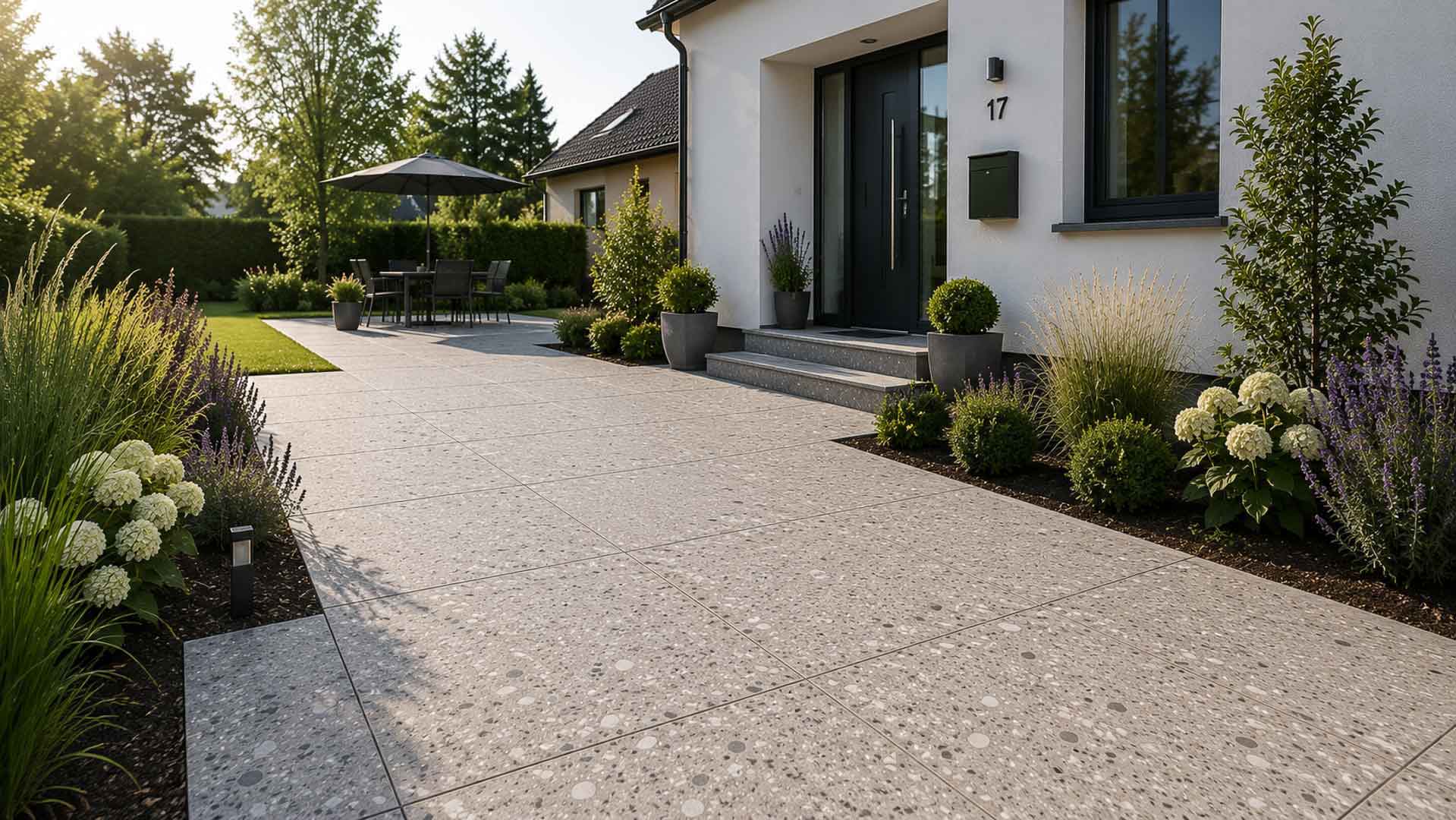Terrazzo-Fliesen als Terrasse im Außenbereich eines Einfamilienhauses.